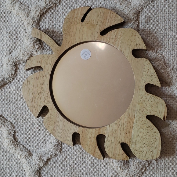 Small decorative mirror in a shape of a leaf 🍃 - Picture 1 of 3